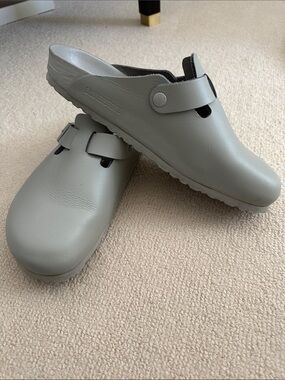 Men’s Birkenstock Clog in Gray Leather